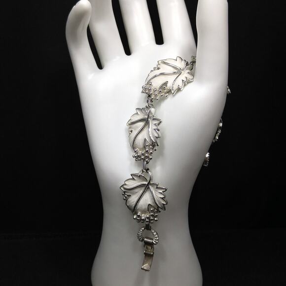 Sarah Coventry "Whispering Leaves" Bracelet, White Enamel, Silver Tone, 1960 - Picture 2 of 10